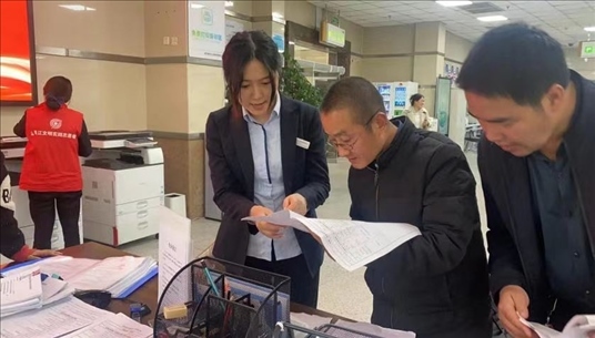 四川省成都市溫江區(qū)市場(chǎng)監(jiān)管局工作人員為群眾提供幫辦服務(wù)。圖片來源：人民網(wǎng)四川頻道