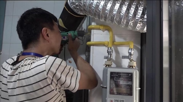 北京市石景山區(qū)工作人員上門安裝燃?xì)夤艿?。圖片來源：北京市石景山區(qū)委組織部