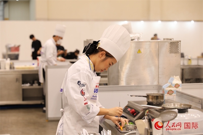 當(dāng)?shù)貢r(shí)間10月5日，廚師在第21屆釜山國(guó)際美食博覽會(huì)上展示廚藝。人民網(wǎng)記者 莽九晨攝