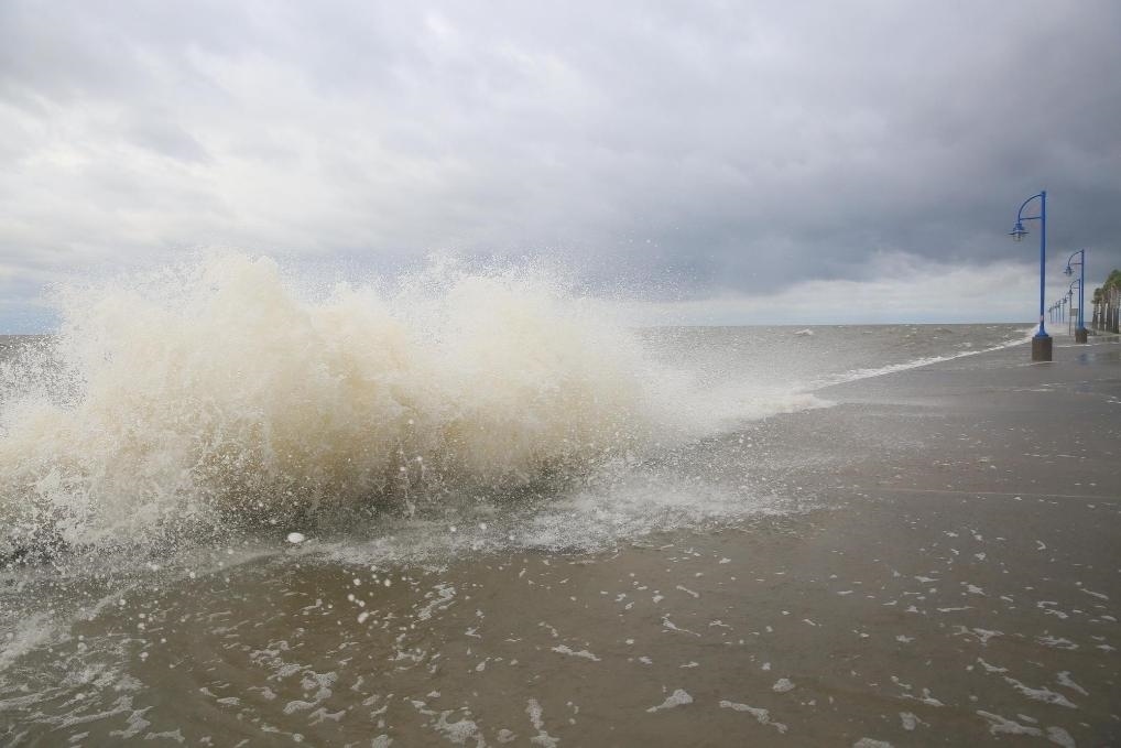 2020年9月15日，受颶風“薩莉”影響，美國路易斯安那州新奧爾良的龐恰特雷恩湖巨浪拍岸。新華社發(fā)（魏蘭攝）