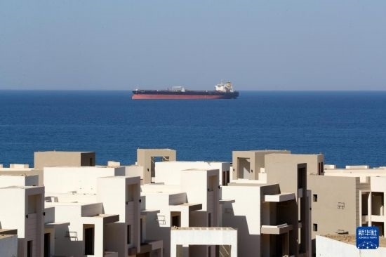 這是10月8日在埃及蘇伊士灣拍攝的行駛中的船只。新華社記者 隋先凱 攝