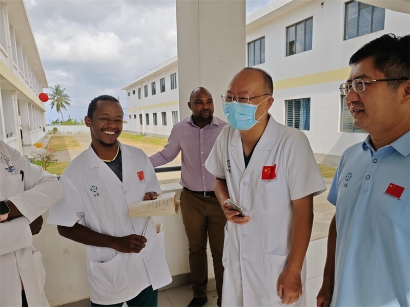 中桑醫(yī)護(hù)人員合作愉快。中國援桑醫(yī)療隊(duì) 供圖