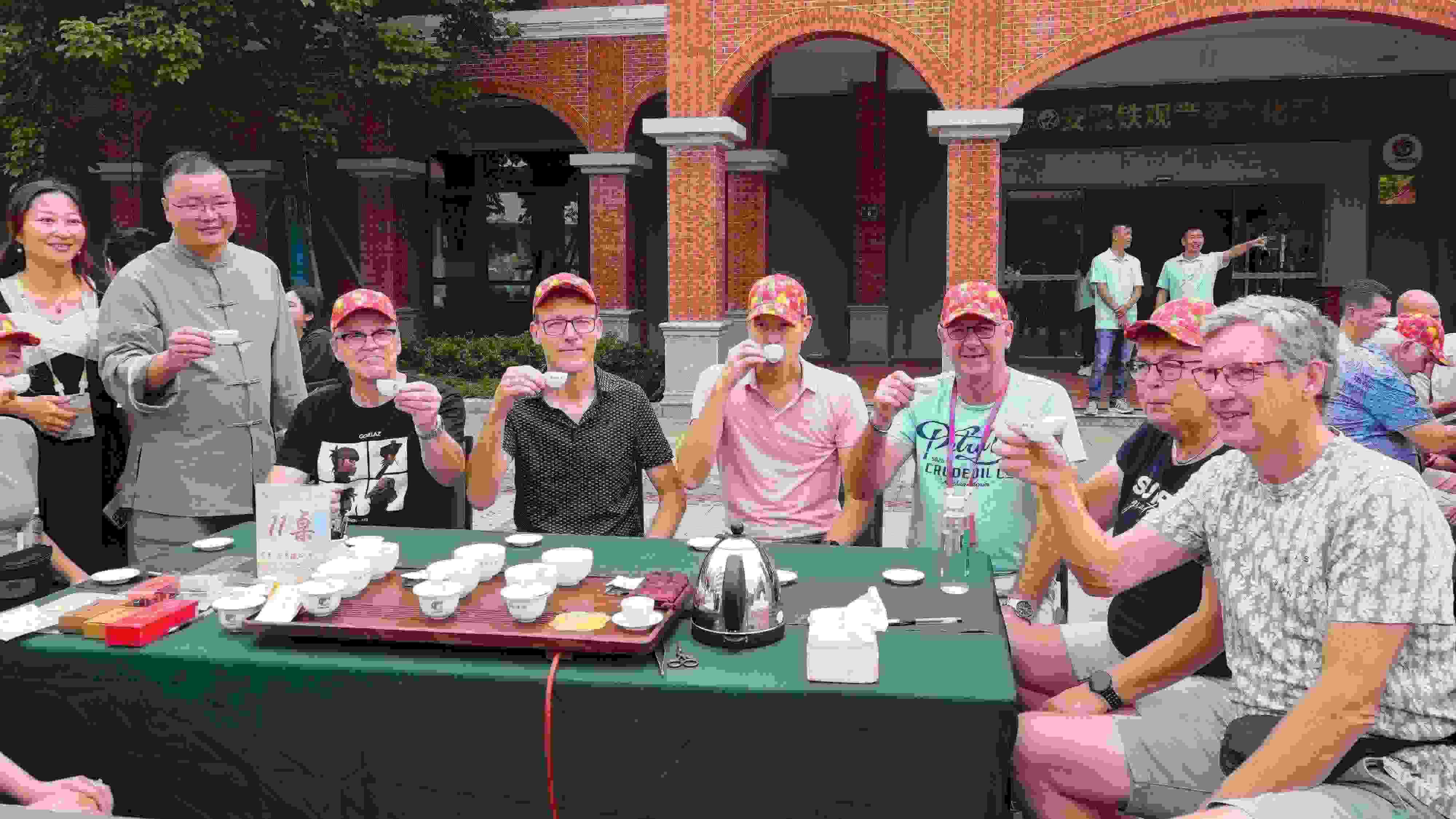 2023年10月4日，福建泉州，外國(guó)人品中國(guó)茶。