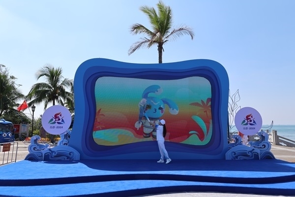 第12棒火炬手“點(diǎn)燃”現(xiàn)場(chǎng)大屏幕上運(yùn)動(dòng)會(huì)吉祥物“吉貝”手中的火炬。主辦方供圖