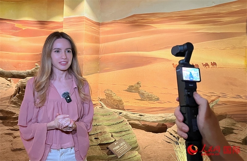 麗娜在吐魯番坎兒井源景區(qū)錄制視頻。人民網(wǎng)記者 曾書柔攝