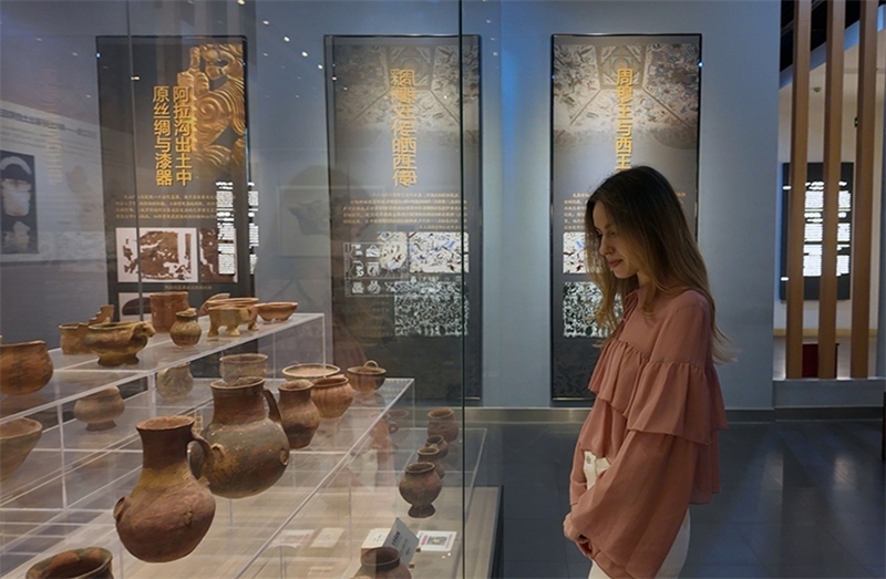 麗娜在吐魯番博物館參觀。劉妍希攝