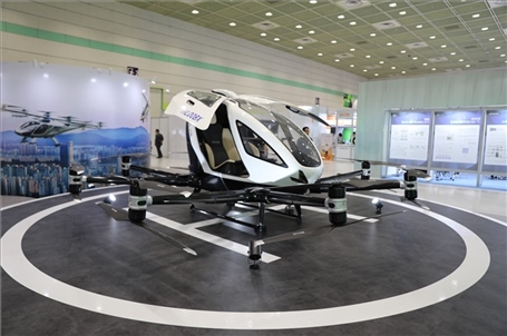 “智慧生活周”博覽會(huì)上展出的低空飛行器。人民網(wǎng)記者 莽九晨攝