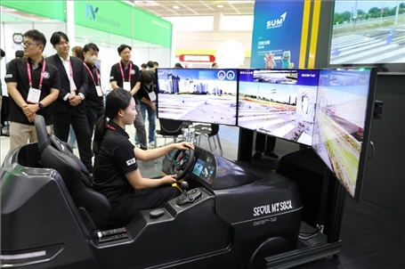 “智慧生活周”博覽會(huì)上展示的模擬駕駛系統(tǒng)。人民網(wǎng)記者 莽九晨攝