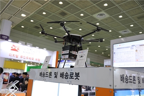 “智慧生活周”博覽會(huì)上展出的快遞無(wú)人機(jī)。人民網(wǎng)記者 莽九晨攝