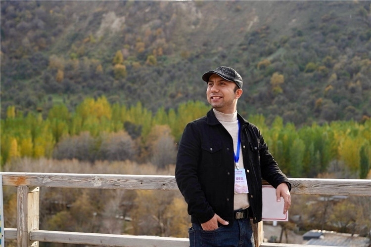 阿布德吾力參加“萬人說新疆”優(yōu)秀作者媒體行活動留影。受訪者供圖