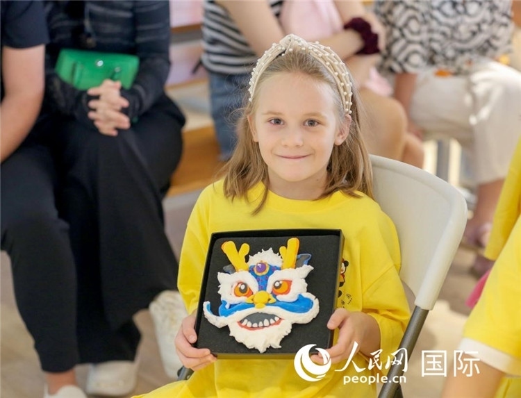 一名中文愛好者手捧生肖畫。人民網(wǎng)中東中心分社塔里克·易卜拉欣攝