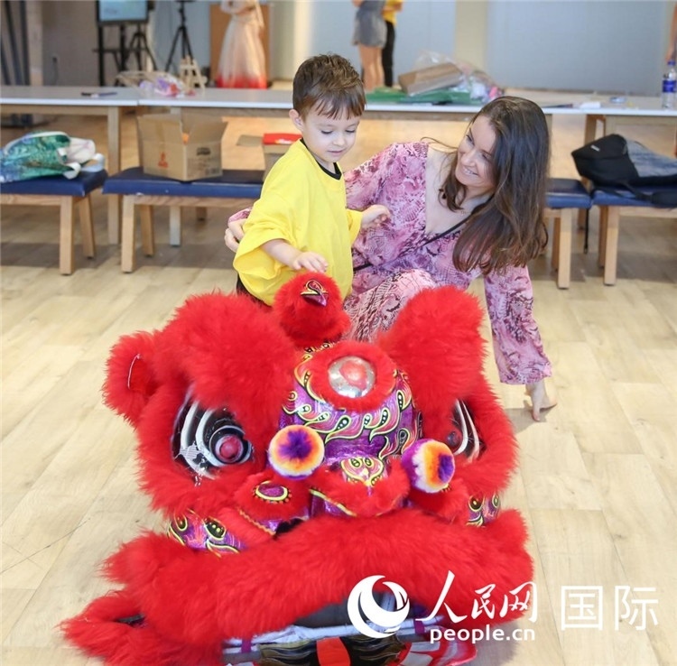 一名兒童在感受舞獅。人民網(wǎng)中東中心分社塔里克·易卜拉欣攝