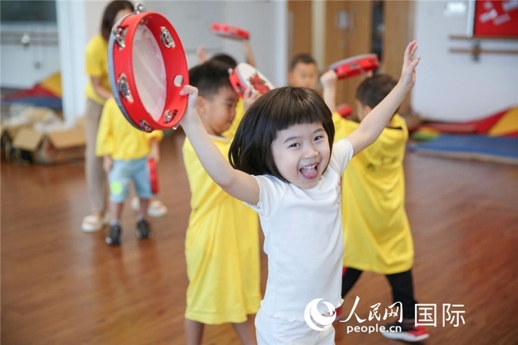 一名華裔兒童在參加音樂課程。人民網(wǎng)中東中心分社塔里克·易卜拉欣攝
