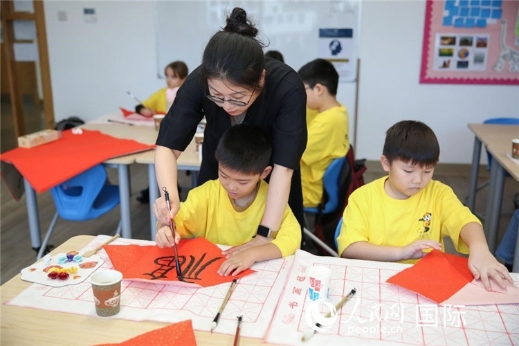 書法課場景。人民網(wǎng)中東中心分社塔里克·易卜拉欣攝