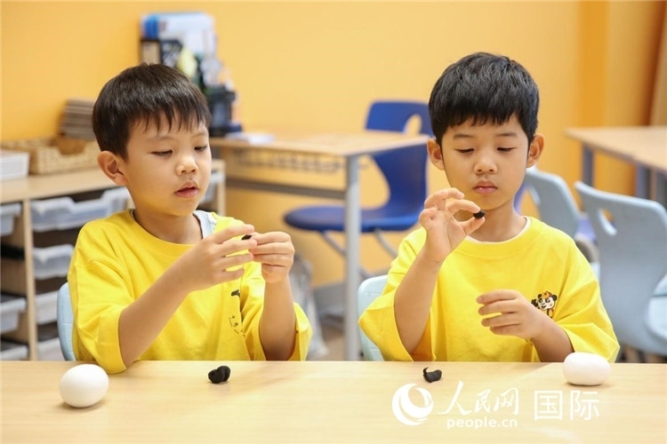 做手工。人民網(wǎng)中東中心分社塔里克·易卜拉欣攝