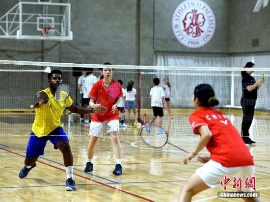 當(dāng)?shù)貢r間10月12日，巴西圣保羅，中國高校羽毛球代表團(tuán)和巴西羽毛球協(xié)會運(yùn)動員切磋球技。 