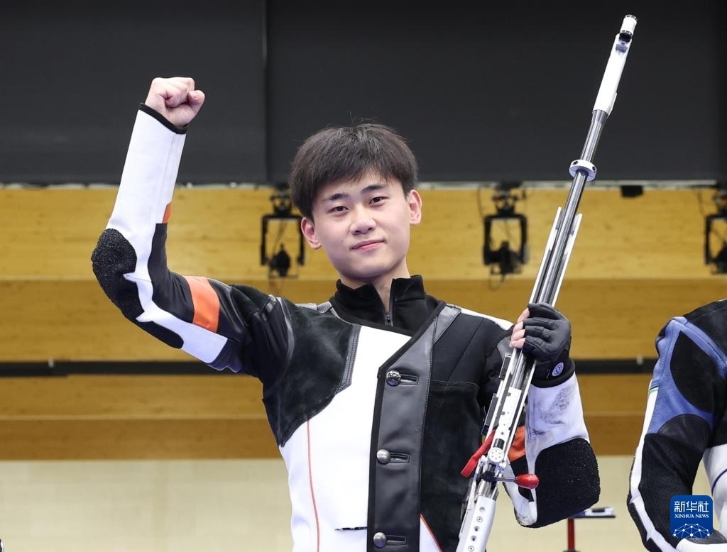 8月1日，在法國沙托魯舉行的巴黎奧運會射擊男子50米步槍三姿決賽中，中國選手劉宇坤奪得冠軍。圖為劉宇坤在奪冠后慶祝。新華社記者 張帆 攝