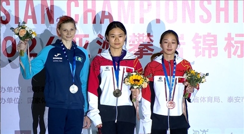 女子速度項(xiàng)目蒙世雪（中）奪冠，周婭菲（右）獲季軍。主辦方供圖