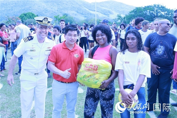 巴西中國浙江商會會長鄭俠茂向巴西貧困社區(qū)兒童及家庭捐贈基礎(chǔ)食品籃子和足球。人民網(wǎng)記者陳海琪 攝