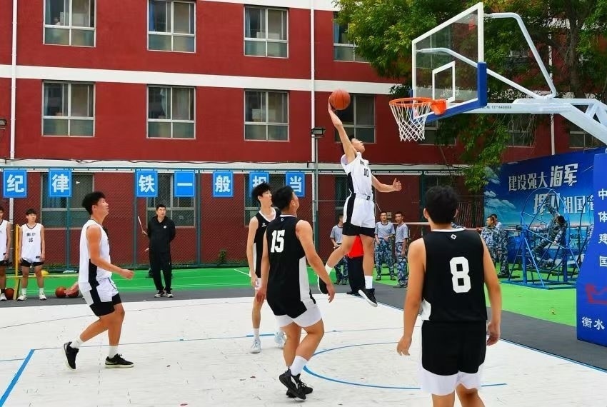 全天候室外運動木地板籃球場上精彩激烈的籃球賽。 主辦方供圖