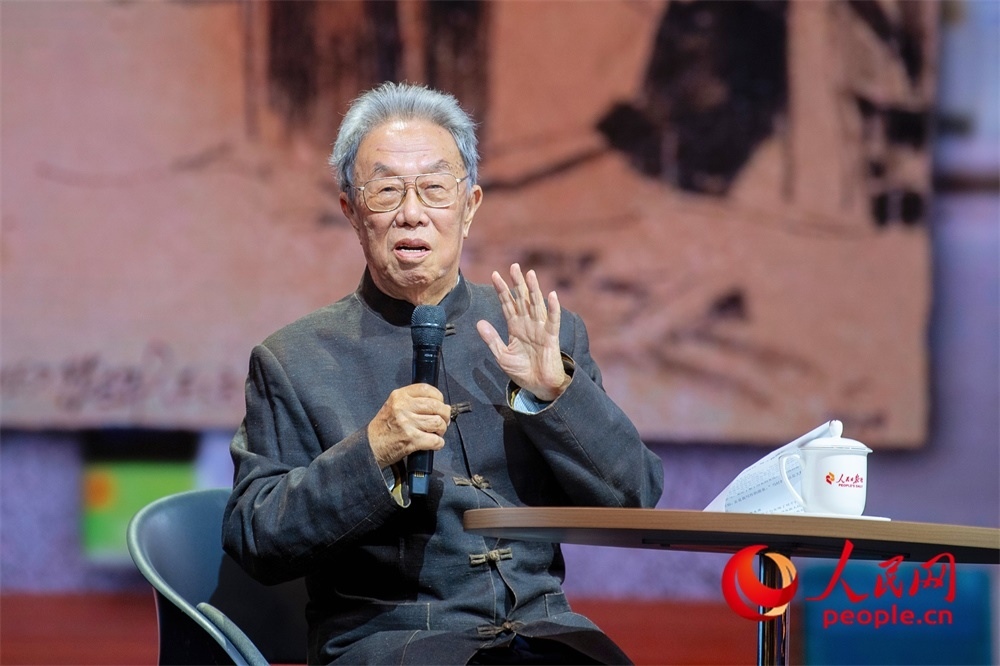 王蒙以《與時(shí)代同行 與人民同心》為題演講。人民網(wǎng)記者 翁奇羽攝