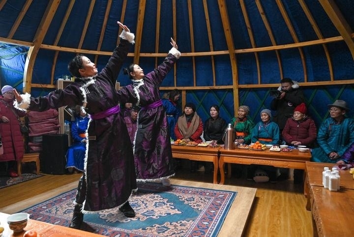 2023年12月21日，烏蘭牧騎隊員在內(nèi)蒙古阿其圖烏拉蘇木進行舞蹈表演。