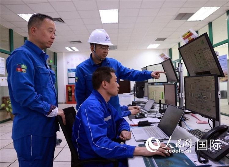 工作人員在一體化終端中央控制室工作。人民網(wǎng)記者管克江攝