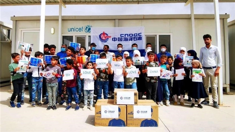 慰問當(dāng)?shù)貙W(xué)校。中國海油供圖