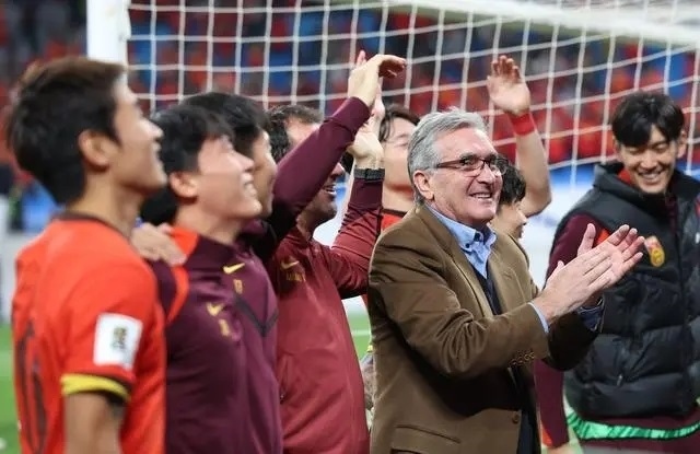 10月15日晚，國足主教練伊萬科維奇（前右）賽后向觀眾致意。新華社記者 胡星宇攝