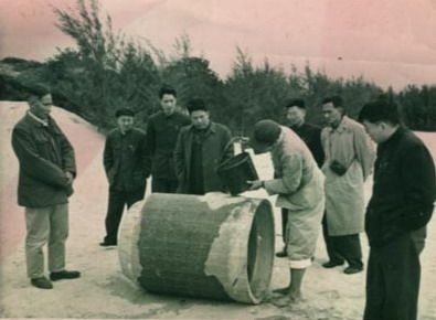 谷文昌（左一）與工程技術(shù)人員解決地下水供給（資料照片）。谷文昌帶領(lǐng)群眾修建了22座水庫和705處永久性水利工程，緩解了東山縣水資源極度缺乏的難題。