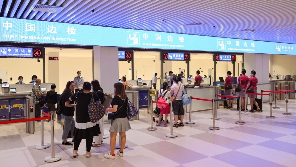 2023年7月26日，旅客在三亞鳳凰國際機(jī)場國際航站樓有序通關(guān)。三亞鳳凰國際機(jī)場國際航站樓改擴(kuò)建項(xiàng)目主體工程已于2023年7月1日完工并投入使用，該項(xiàng)目是海南自貿(mào)港首個主體工程完工并投入使用的封關(guān)運(yùn)作項(xiàng)目?！逗Ｄ献杂少Q(mào)易港建設(shè)總體方案》明確，海南將在2025年前適時啟動全島封關(guān)運(yùn)作。