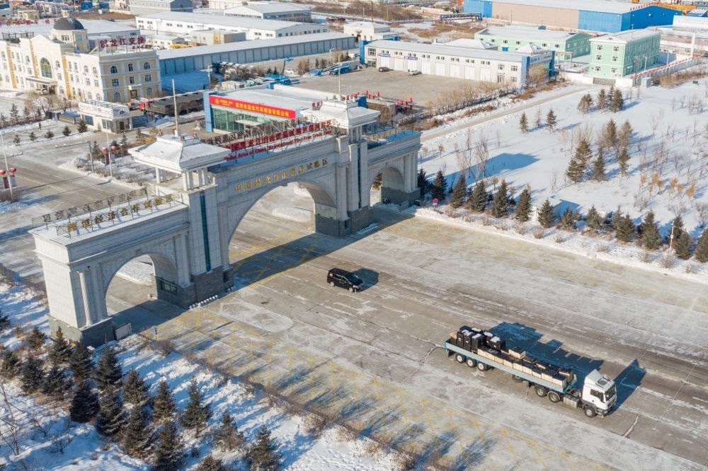 這是中國（黑龍江）自由貿(mào)易試驗(yàn)區(qū)黑河片區(qū)（2024年1月31日攝，無人機(jī)照片）。2023年，該自貿(mào)片區(qū)外貿(mào)進(jìn)出口總值達(dá)244.82億元，實(shí)現(xiàn)增幅56.9%，引進(jìn)外資企業(yè)16家，直接利用外資127.3萬美元，同比增長27.3%。