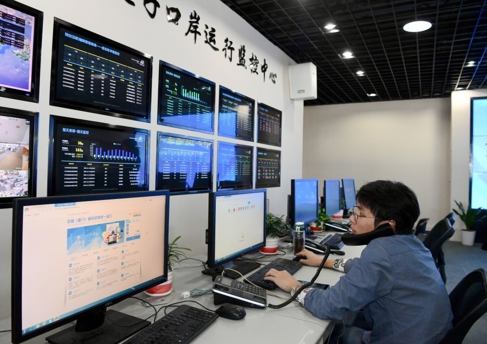 在中國（福建）自由貿(mào)易試驗(yàn)區(qū)廈門片區(qū)，國際貿(mào)易“單一窗口”工作人員在網(wǎng)上受理業(yè)務(wù)（2018年11月15日攝）?！皢我淮翱凇笔顷P(guān)檢等口岸部門、地方政府相關(guān)部門、金融機(jī)構(gòu)等共同參與的口岸管理共享平臺。貿(mào)易商能夠通過一個入口提交貨物進(jìn)出口或轉(zhuǎn)運(yùn)所需要的單證或電子數(shù)據(jù)，實(shí)現(xiàn)“一個平臺、一點(diǎn)接入、一次申報、一次辦結(jié)”。