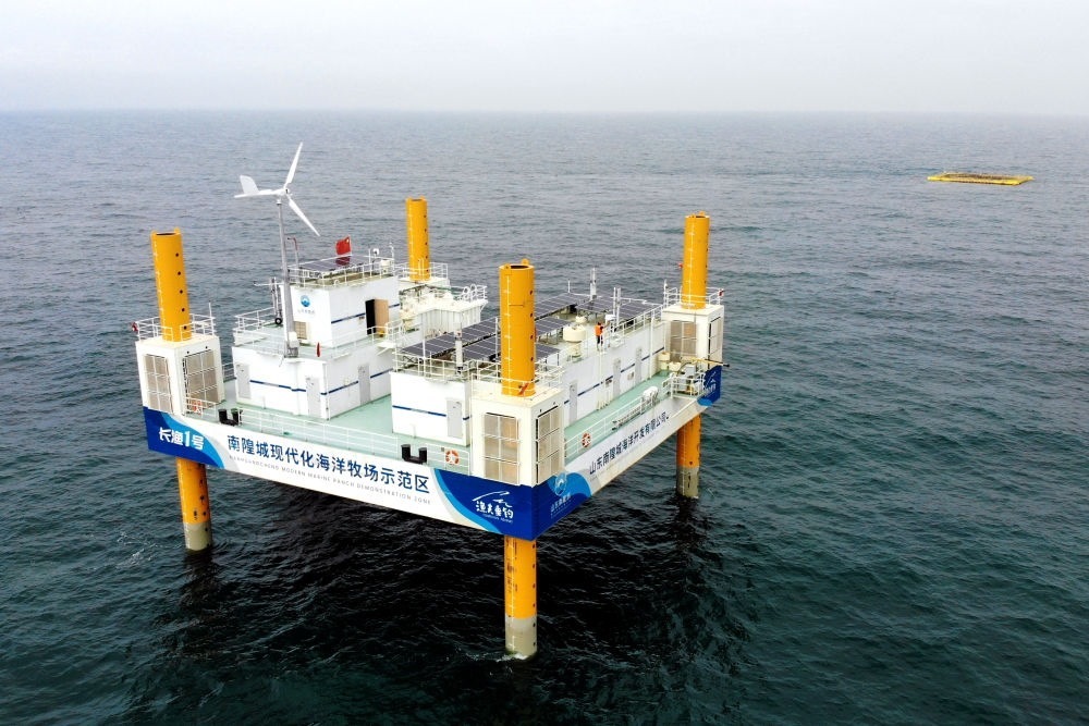 這是應(yīng)用5G技術(shù)的山東長島綜合試驗(yàn)區(qū)南隍城國家級海洋牧場示范區(qū)海上平臺（2020年8月8日攝，無人機(jī)照片）。中國（山東）自由貿(mào)易試驗(yàn)區(qū)設(shè)立以來，一系列大膽試、大膽闖、自主改的政策逐步落實(shí)，制度創(chuàng)新打通堵點(diǎn)、釋放活力，成為深化對外開放、發(fā)展海洋經(jīng)濟(jì)的重要抓手。