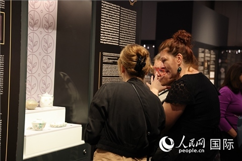 嘉賓參觀展覽。人民網(wǎng)記者 禹麗敏攝