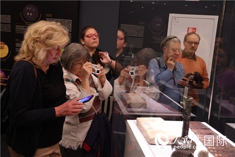 嘉賓參觀展覽。人民網(wǎng)記者禹麗敏 攝。