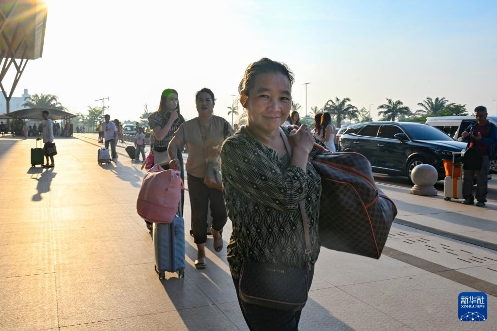 這是10月12日在老撾萬象中老鐵路萬象站拍攝的一名女子。新華社記者 程一恒 攝
