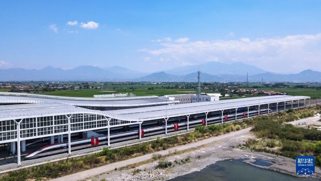 9月13日，在印度尼西亞萬隆德卡魯爾站，雅萬高鐵高速動(dòng)車組列車?？吭谡九_上（無人機(jī)照片）。新華社記者 徐欽 攝