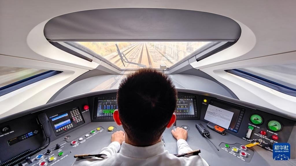 9月12日，司機(jī)駕駛高速動(dòng)車組列車行駛在雅萬高鐵上（手機(jī)照片）。新華社記者 徐欽 攝