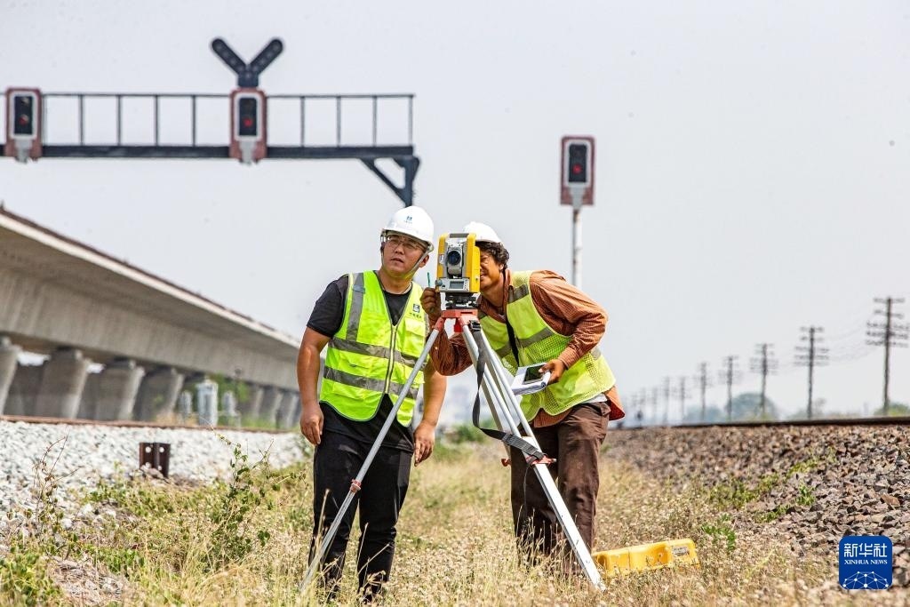 5月1日，在泰國大城府，中泰高鐵項(xiàng)目工作人員在施工現(xiàn)場勘查。新華社記者 王騰 攝