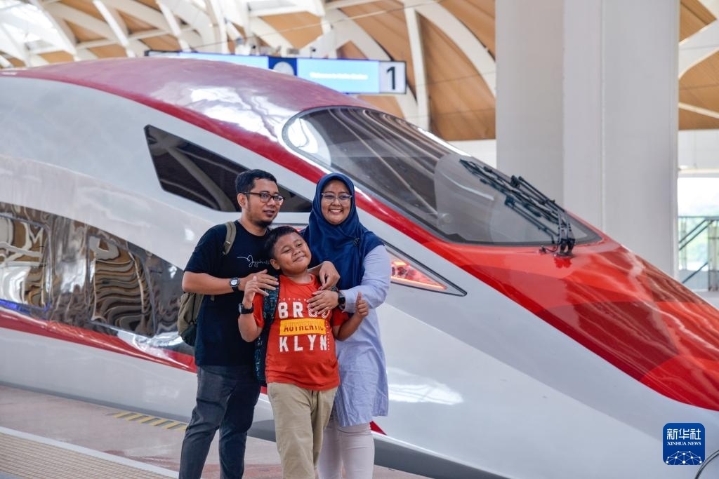 4月17日，在印度尼西亞雅加達(dá)哈利姆站站臺，乘客和雅萬高鐵高速動(dòng)車組列車合影。新華社記者 徐欽 攝