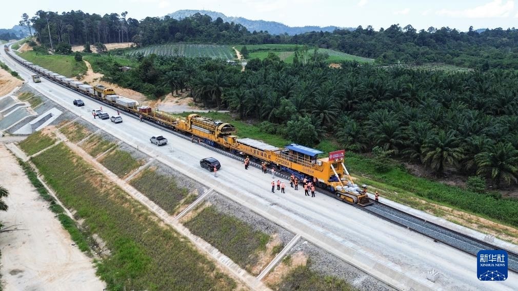 這是5月6日在馬來西亞彭亨州航拍的馬東鐵項(xiàng)目的鋪軌現(xiàn)場。新華社記者 程一恒 攝
