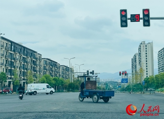 長富大道與文化中心東路三岔路口車輛混行（9月19日拍攝）。人民網記者 帥筠攝