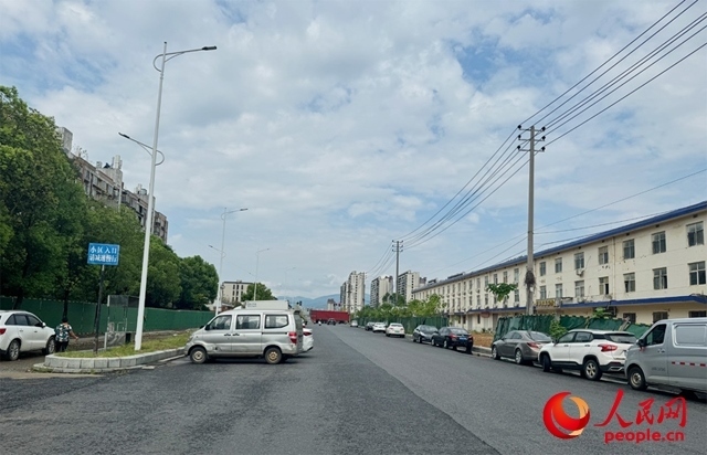 麗水佳園小區(qū)入口外及長富大道上停滿了車輛。人民網記者 邱燁攝