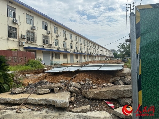 長富大道北側輔路在進行強電遷改項目。人民網記者 邱燁攝