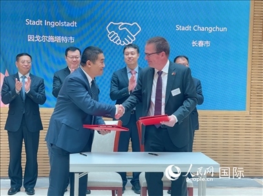 （10月16日，第十屆巴伐利亞中國日在慕尼黑舉行。圖為簽約儀式現(xiàn)場。人民網(wǎng)記者劉赫攝）