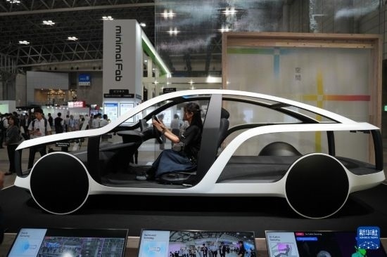 這是10月17日在日本千葉縣舉行的日本高新技術(shù)博覽會(huì)上拍攝的，索尼公司展示的概念車(chē)模型。新華社記者 錢(qián)錚 攝