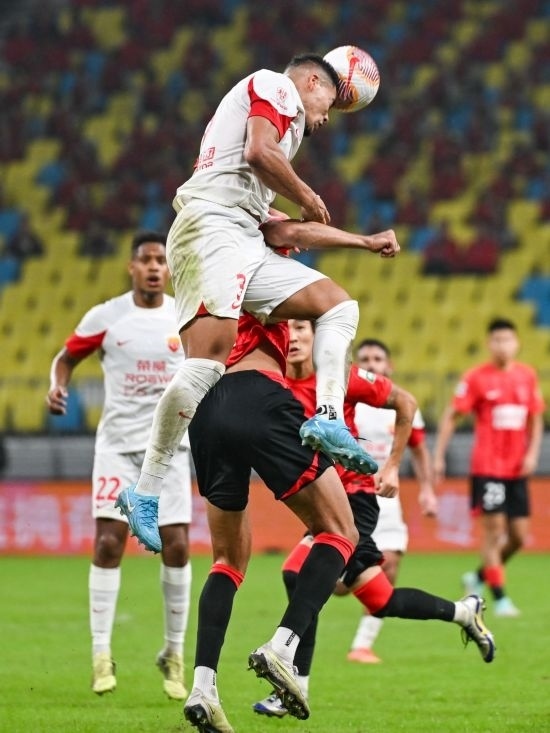 10月18日，上海海港隊球員蔣光太（上）在比賽中和成都蓉城隊球員費利佩（下）爭頂。新華社記者 王曦 攝