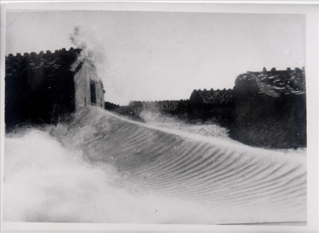 昔日的東山島風沙掩埋部分村民村舍（資料照片）。
