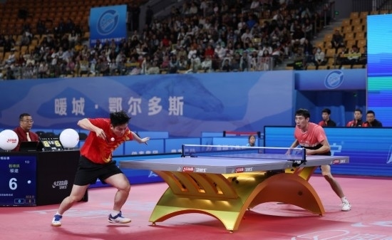 10月18日，上海隊選手樊振東（左）在單打比賽中發(fā)球。他3:2戰(zhàn)勝福建隊選手程靖淇。新華社記者 王楷焱 攝